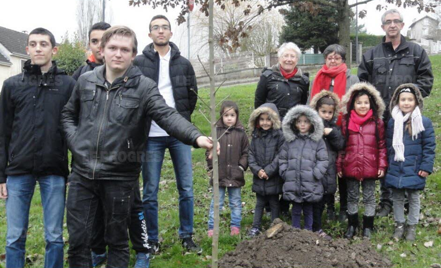 Guidés par Jean-Marc Duboeuf, responsable du service espaces verts et propreté (au fond à droite), les enfants partagent une belle et enrichissante expérience bucolique.  Photo Dominique MONTESINOS